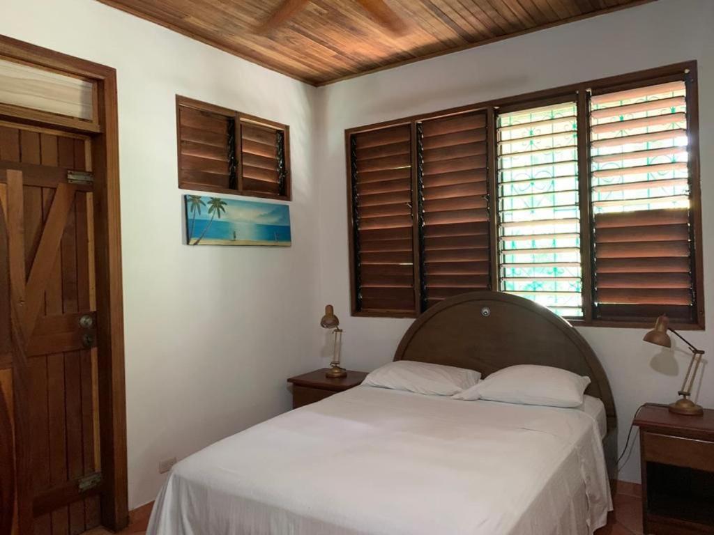 Mal Pais Surf Camp Hotel Playa Santa Teresa  Kültér fotó